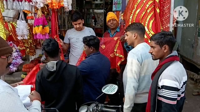 सरस्वती पूजा को लेकर सजावट की दुकानों पर फलों की दुकानों पर खरीदारी को लेकर ग्राहकों की लगी भीड़