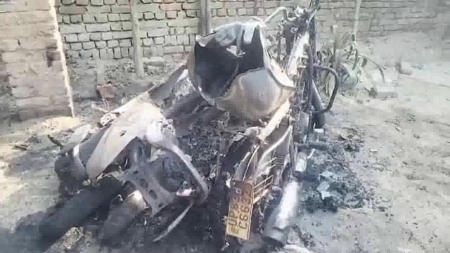 थाना जमुना पार के लक्ष्मी नगर चौकी में शॉर्ट सर्किट के चलते वाहनों में लगी आग पुलिस मामले को दबाने में लगी