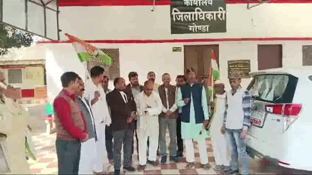 महाकुंभ में हुए हादसे को लेकर गोंडा में कांग्रेसियों ने किया धरना प्रदर्शन, जिला अधिकारी को सौंपा ज्ञापन।