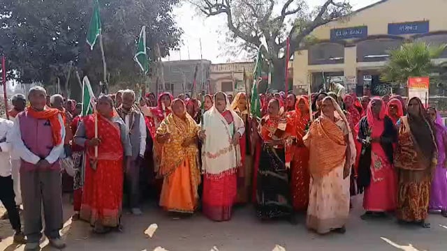 नहर में पानी न आने से महिला किसानों ने जिला मुख्यालय पर स्थित नहर विभाग कार्यालय पर लाठी लेकर प्रदर्शन किया  