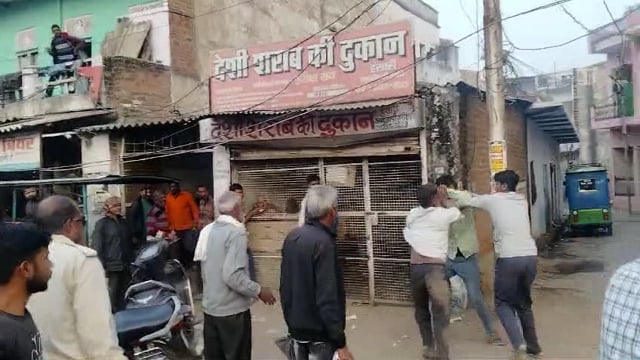झांसी थाना प्रेमनगर क्षेत्र के हंसारी में  देशी शराब की दुकान के सामने जमकर मारपीट हुई घटना की तस्वीरें सोशल मीडिय वायरल