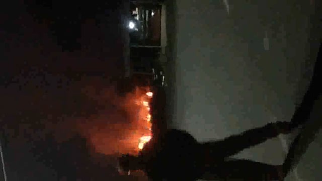 संग्रामपुर मोड़ के पास खेतों में लगी आग ले रही विकराल रूप ग्रामीण बने दर्शक 