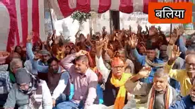 सुल्तानपुर ग्राम सभा मे कटान पीड़ितों ने मुआवजा की मांग को लेकर अनिश्चितकालीन धरने पर बैठा