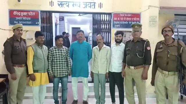 जुए के अड्डे पर छापा मारकर पकड़े गए 5 जुआरी 