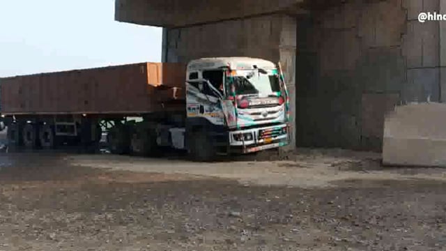 ट्रेलर ने डीसीएम और कार को मारी टक्कर, कोई हताहत नहीं पुलिस मौके पर पहुंची 