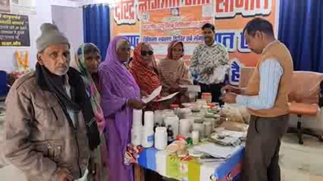 कोंच,दरिद्र नारायण में बच्चे के जन्मदिन के साथ लगाया स्वास्थ्य शिविर देखे मरीज