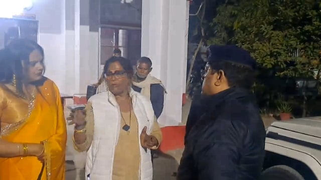 किन्नरों ने थाने में जमकर काटा हंगामा, किन्नर साथी के साथ हुई थी मारपीट, थरियांव का मामला 