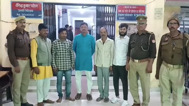 जुए के अड्डे पर छापा मारकर पकड़े गए 5 जुआरी 