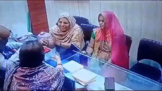 झांसी सीपरी बाजार में टपोरबाजी कर रही महिलाएं सराफा कारोबारियों को निशाना बना कर रही है चोरीया एक दुकान के कैमरे मेकर के