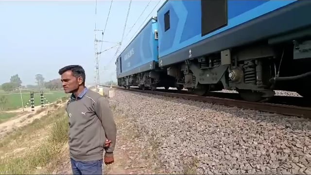 फ़तेहपुर के खागा में मालगाड़ी दुर्घटना ग्रस्त के बाद पहली मालगाड़ी को निकालकर रेलवे कर्मियों ने शुरू की अप और डाउन लाइन