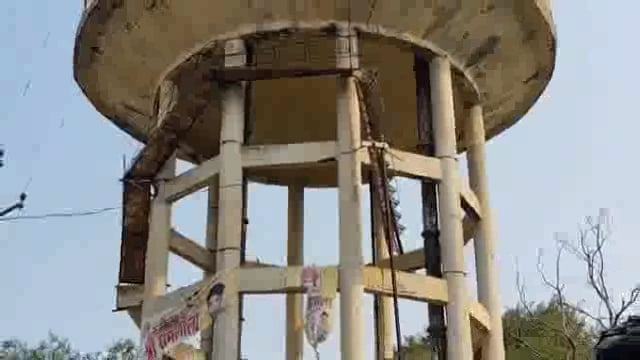 कोंच,पानी की टँकी की सीढ़ियां हुई क्षतिग्रस्त अनहोनी की संभावना