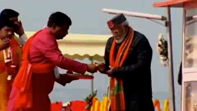 🆚प्रधानमंत्री मोदी ने संगम में डुबकी लगाने के ​बाद सूर्य भगवान को अर्घ्य देकर लगाई परिक्रमा