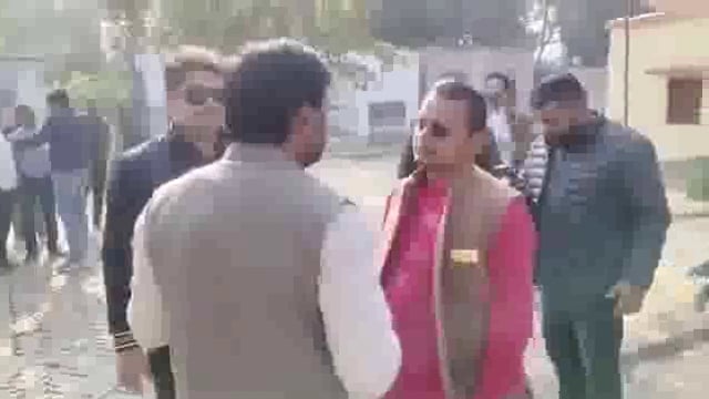 अयोध्या के #सांसद_अवधेश प्रसाद के बेटे सपा प्रत्याशी #अजित_प्रसाद भाजपा एजेंट को कह रहे हैं 5 सेकेंड में सही हो जाओगे
इनकी गुंडई चरम पे हैं इनके साथ के बाउंसर भी बड़ी तादाद में लग कर हर जगह बत्तमीजी कर रहे हैं