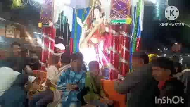 सूर्यगढ़ा बाजार स्थित कई  जगहों से मां सरस्वती की प्रतिमा का विसर्जन ढोल बाजे के साथ किया जा रहा है।