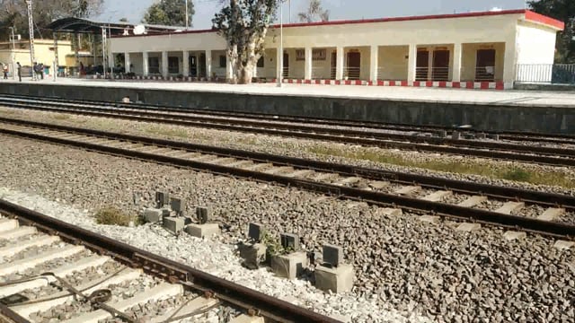 पांच वर्षों बाद भी रेलवे स्टेशन मिसरौली प्लेट फार्म निर्माण अधूरा है जिससे चोर उच्चको का खतरा बना रहता है 