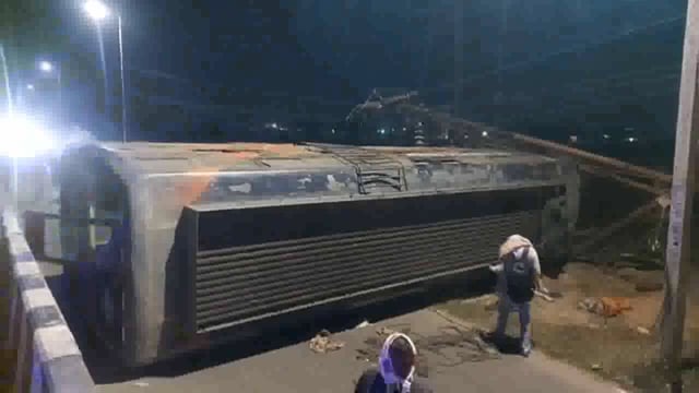 झांसी ग्वालियर-कानपुर हाइवे पर भीषण सड़क दुर्घटना तेज रफ्तार का कहर पलटी बस 5 यात्री घायल