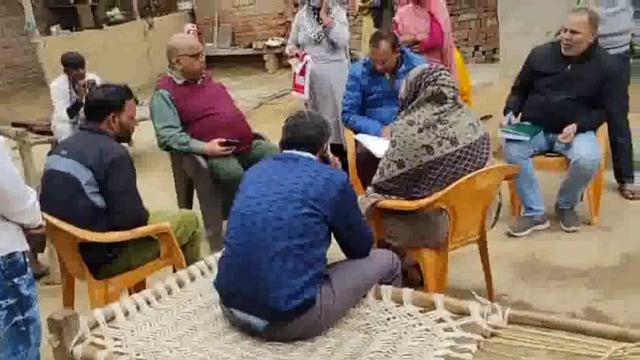सामुदायिक स्वास्थ्य केंद्र बल्देव में 23 जनवरी को हुई जच्चा बच्चा की मौत को लेकर जांच टीम पहुंची मृतका के घर
