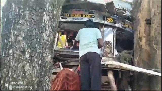 सड़क के बीचों बीच खड़ा पेड़ लगातार हादसों को दे रहा अंजाम प्रशासन बेखबर