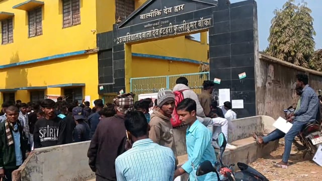 प्रखंड के दोनों परीक्षा केंद्रों पर इंटर की परीक्षा शांतिपूर्ण संपन्न,गुरुवार फुल्लीडुमर केंद्र पर 10छात्र रहे अनुपस्थित