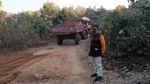 वन क्षेत्र के रास्ते की मरम्मती के नाम पर सिर्फ खानापूर्ति,वन समिति अध्यक्ष ने घटिया कार्य पर जताई आपत्ति 