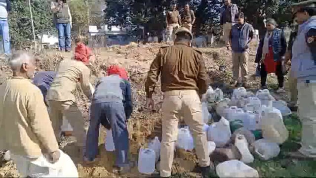 Gonda police disposed the liqure in khargupur 