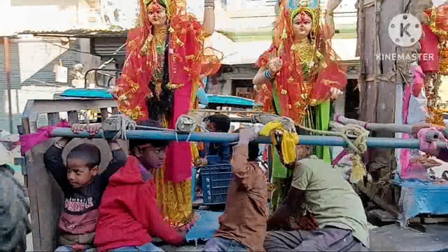 भक्ति भाव से मां सरस्वती की प्रतिमा का नम आंखों से दी गई अश्रुपूर्ण विदाई