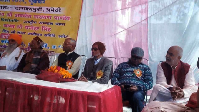 चाणक्य पुरी में बाबा मनोहर दास डा अर्जुन पाण्डेय द्वारा कवि गोष्ठी का आयोजन किया गया अवधी भाषा में कविता पढ़ी गई 