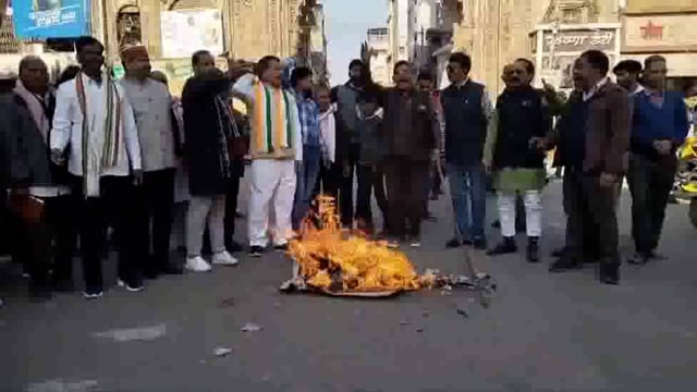 कांग्रेस ने अमेरिका से प्रवासी भारतीयों के अन्याय पूर्ण निष्कासन के खिलाफ ट्रंप और मोदी का पुतला फुका