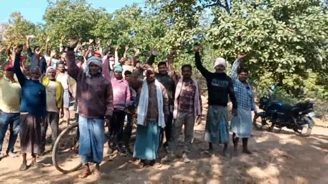 घटिया रास्ता मरम्मती के विरोध में ग्रामीणों ने प्रदर्शन कर 7दिनों के अंदर कार्य में सुधार नहीं होने पर आंदोलन की कही बात