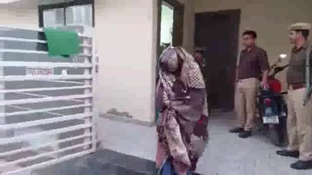 झांसी सीपरी बाजार थाना पुलिस ने अयोध्यापुरी इलाके में छापा मार कर देह व्यापार अड्डा पकड़ा है, जिसमें 7महिलाएं और2 लड़के।