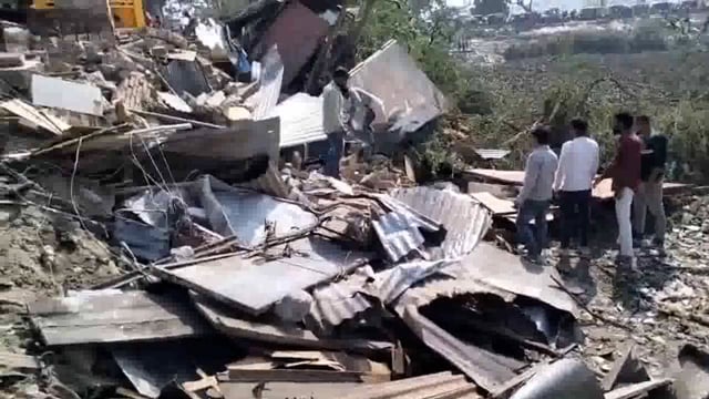 मोतिहारी के मोतीझील को अतिक्रमण मुक्त करने के लिए जिला प्रशासन और नगर निगम के द्वारा 30 दुकानों पर चलाया गया बुलडोजर