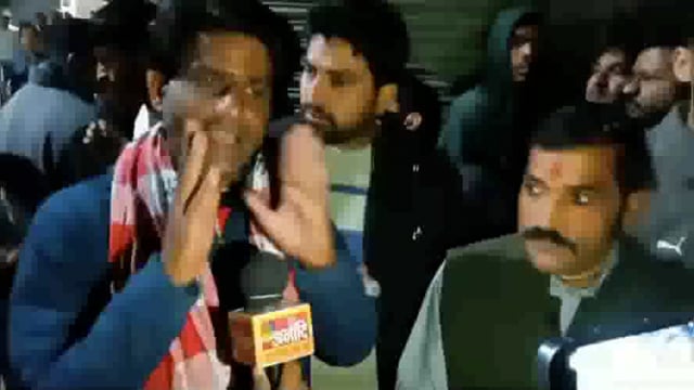   नगर पंचायत राधा कुंड में नवागत व प्रशिक्षु ईओ की मनमानी के चलते परेशान दुकानदारों ने बाजार बंद कर किया विरोध प्रदर्शन