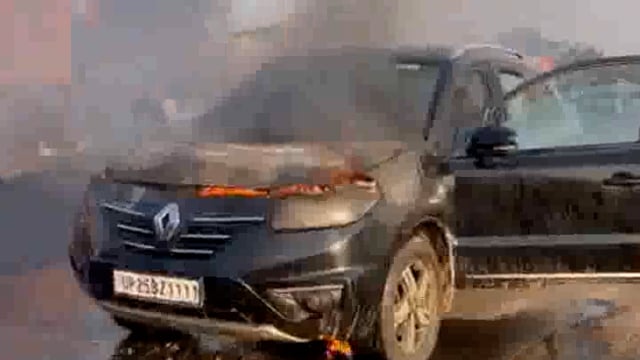 मथुरा आगरा हाईवे पर दौड़ती कार में फरह टोल के समीप लगी आग जलकर हुई खाक