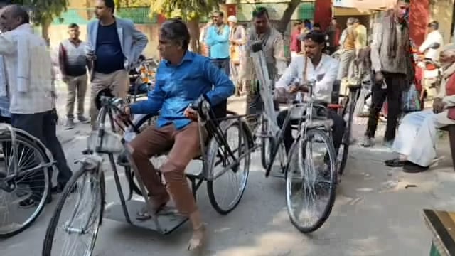 कोंच,दिव्यांगजनों को उपकरण हुए बितरित