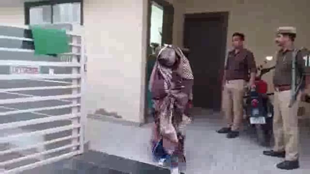 झांसी सीपरी बाजार थाना पुलिस ने अयोध्यापुरी इलाके में छापा मार कर देह व्यापार अड्डा पकड़ा है, जिसमें 7महिलाएं और2 लड़के।