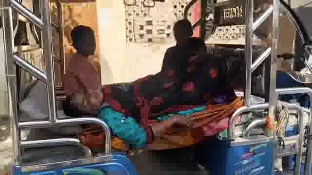 कोंच,मजदूरी करते समय घायल महिला ने इलाज कराए जाने की मांग की