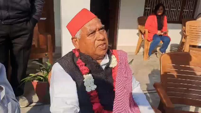 अब का होगा राजा साहब अपने राजकुमार को राजा घोषित करने के लिए पगला गए हैं लोकतंत्र और संविधान का इससे ज्यादा मजाक और कौन उड़ा सकता है यह जनता के वोट से नहीं अपने घोषणा से राजा बना रहे हैं