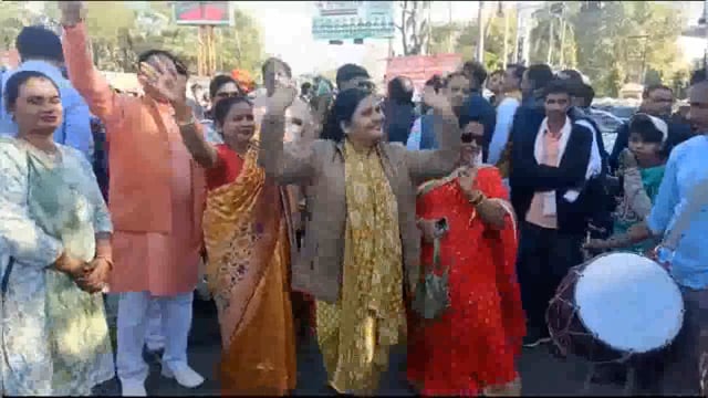 झांसी में भाजपा कार्यकर्ताओं ने दिल्ली में हुई शानदार जीत और पूर्ण बहुमत से भाजपा सरकार बनने की खुशी में जमकर जश्न मनाया