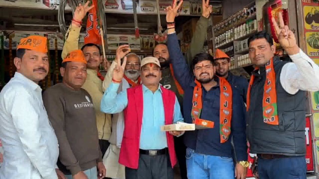 राया: भाजपा की जीत पर राया भाजपा कार्यकर्ताओं ने मिष्ठान वितरण कर किया खुशी का इजहार