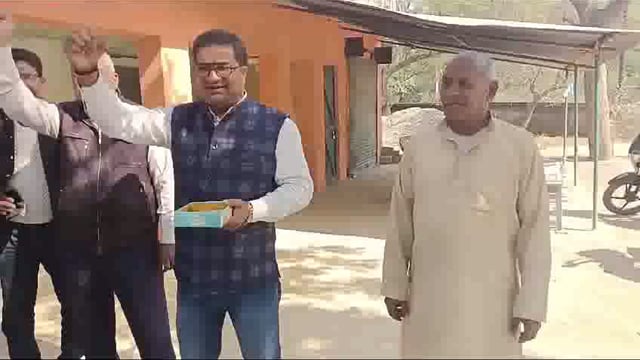 मां कालिका धाम में ब्लॉक अध्यक्ष राजेश शुक्ला ने कार्यकर्ताओं के साथ भाजपा की जीत पर बांटी मिठाई पड़ाके फोड़े