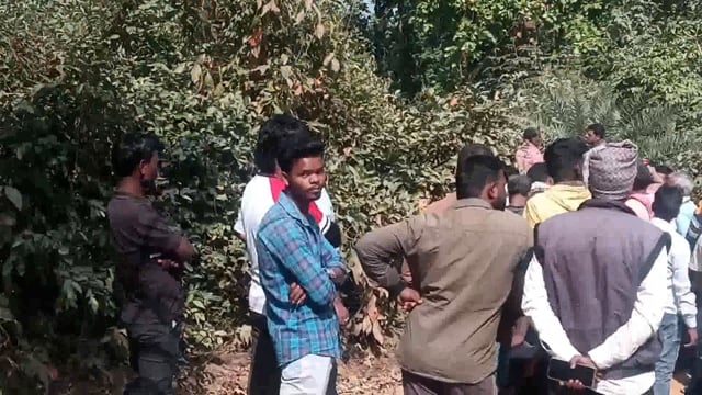 घटिया रास्ता मरम्मती के विरोध में प्रदर्शनकारी ग्रामीणों से मिलकर वनपाल ने समझा बूझाकर कार्य को किया शुरू,लोगों में खुशी