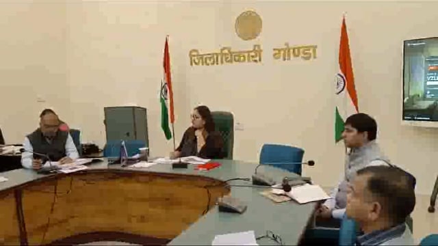 *लेखपाल निलंबित: रिश्वतखोरी के आरोप में प्रशासन की बड़ी कार्रवाई*

गोंडा। तहसील मनकापुर के हल्का लेखपाल श्री विनोद कुमार श्रीवास्तव को रिश्वतखोरी के आरोप में निलंबित कर दिया गया है। यह कार्रवाई उप जिलाधिकारी मनकापुर, यशवंत राव द्वारा की गई, जिसके तहत लेखपाल को निलंबन की अवधि में तहसील कार्यालय से संबद्ध रहने का आदेश दिया गया है।

*क्या है मामला?*

ग्राम घुसया खास, तहसील मनकापुर की निवासी श्रीमती कलावती ने जिलाधिकारी महोदया के समक्ष सम्पूर्ण समाधान दिवस (1 फरवरी 2025) में शिकायत दर्ज कराई थी। शिकायत में उन्होंने आरोप लगाया कि उनकी माता श्रीमती जगपता का 28 अगस्त 2024 को प्राकृतिक निधन हो गया था। उनकी बरासत (उत्तराधिकार प्रमाण पत्र) के लिए उन्होंने तीन बार—26 सितंबर, 26 अक्टूबर 2024 और 10 जनवरी 2025 को आवेदन किया, लेकिन हल्का लेखपाल विनोद कुमार श्रीवास्तव ने कथित रूप से ₹5000 की रिश्वत लेकर भी उनका आवेदन खारिज कर दिया। इतना ही नहीं, जब उन्होंने दोबारा आवेदन किया, तो लेखपाल ने ₹10,000 की अतिरिक्त रिश्वत की मांग की।

*प्रशासन की सख्त कार्रवाई*

शिकायत की गंभीरता को देखते हुए प्रशासन ने तत्काल कार्रवाई करते हुए लेखपाल को निलंबित कर दिया। आदेश में कहा गया है कि निलंबन अवधि में उन्हें वित्तीय हस्तपुस्तिका के नियमों के अनुसार जीवन निर्वाह भत्ता मिलेगा, लेकिन उन्हें कोई अन्य भत्ता देय नहीं होगा। इसके अलावा, उन्हें यह प्रमाणपत्र देना होगा कि वह किसी अन्य सेवा, व्यापार या व्यवसाय में संलिप्त नहीं हैं।

*मुख्यालय छोड़ने पर रोक*

निलंबन के दौरान लेखपाल को तहसील कार्यालय मनकापुर से संबद्ध किया गया है और बिना अनुमति के मुख्यालय छोड़ने पर रोक लगा दी गई है।