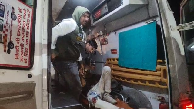 कार और मोटरसाइकिल में आमने-सामने भिड़ंत 