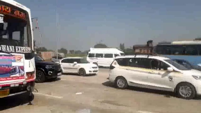 खागा NH2 में लगा भीषण जाम, हजारो वाहन प्रयागराज रूट में देर रात से फसे, फोर्स हाइवे में मुस्तैद, खागा कटोघन टोल का मामला