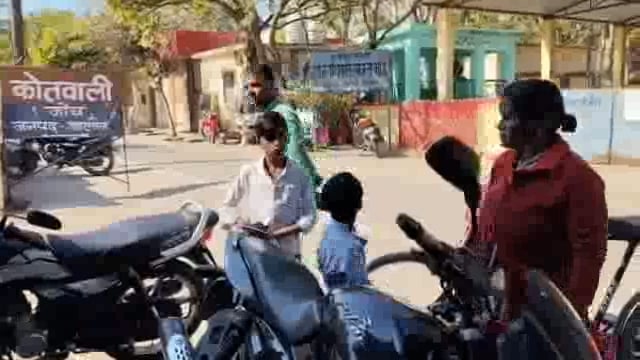 कोंच,कोतवाली के बाहर महिला ने किया ड्रामा लगाया आरोप