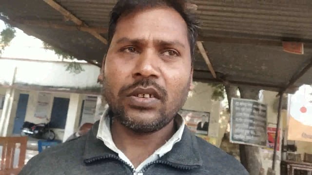 संग्रामपुर थाना अंतर्गत बढ़ईपुर गांव में एक ग्रामीण सीडीओ को प्रार्थना पत्र देकर दीवाल गिराने से रोकने की मांग किया है 