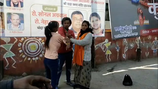 मथुरा के भूतेश्वर बस स्टैंड के पास युवती ने सरेराह काटा हंगामा, हुई मार-पीट।