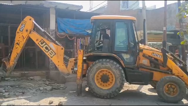 अधिशासी अधिकारी ने की बड़ी कार्रवाई अवैध निर्माणों पर चला बुलडोजर