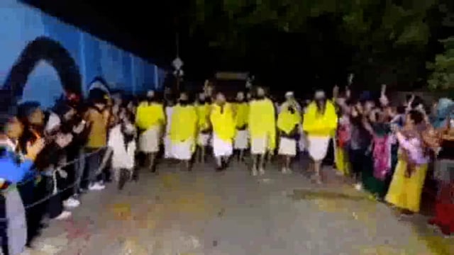 प्रेमानंद महाराज की रात्रि पदयात्रा में फेर-बदल, अब इस समय में बिना शोर शराबे के भक्तों को दर्शन दे रहे प्रेमानंद।