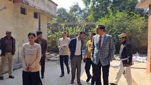  जिला अधिकारी चंद्र प्रकाश सिंह ने सदर तहसील का औचक निरीक्षण किया